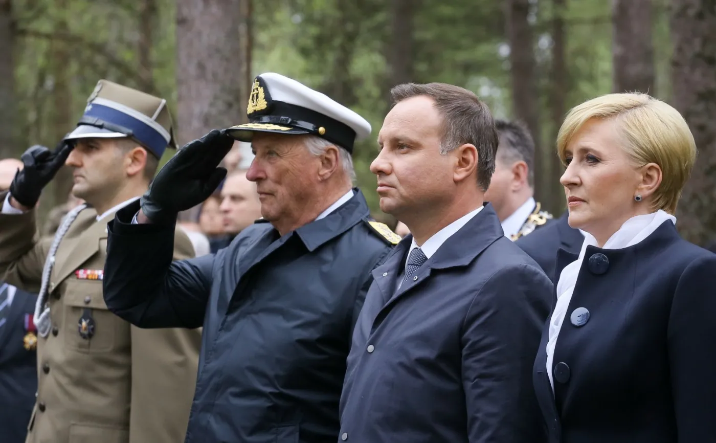 Prezydent Andrzej Duda z żoną Agatą Kornhauser-Dudą i król Norwegii Harald V podczas ceremonii złożenia wieńca na grobach polskich żołnierzy, jeńców wojennych i cywilnych ofiar wojny na cmentarzu wojennym w Hakvik w Norwegii