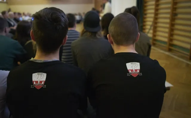 "Żołnierz" w szkole niemile widziany. Placówki kręcą nosem na odzież patriotyczną