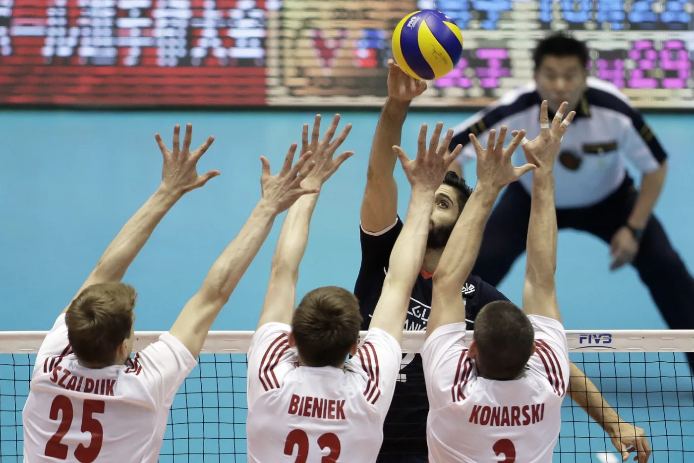 W bloku Artur Szalpuk, Mateusz Bieniek i Dawid Konarski
