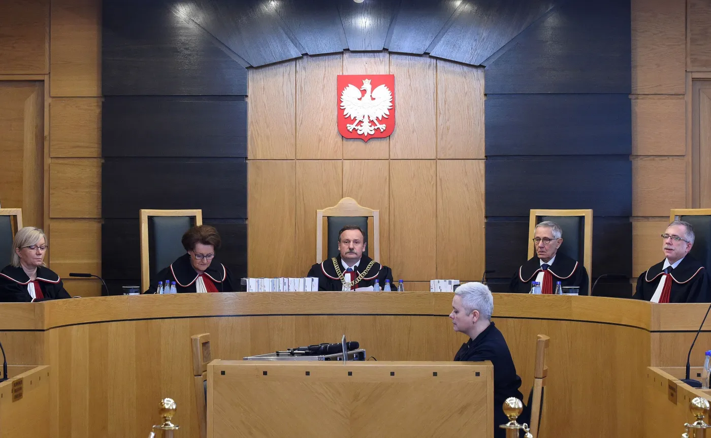  Sędziowie TK (od lewej): Julia Przyłębska, Sławomira Wronkowska-Jaśkiewicz, Piotr Pszczółkowski, Stanisław Rymar i Piotr Tuleja, podczas ogłoszenia wyroku TK dotyczącego skargi konstytucyjnej w sprawie dyscyplinarnego wydalenia policjanta ze służby