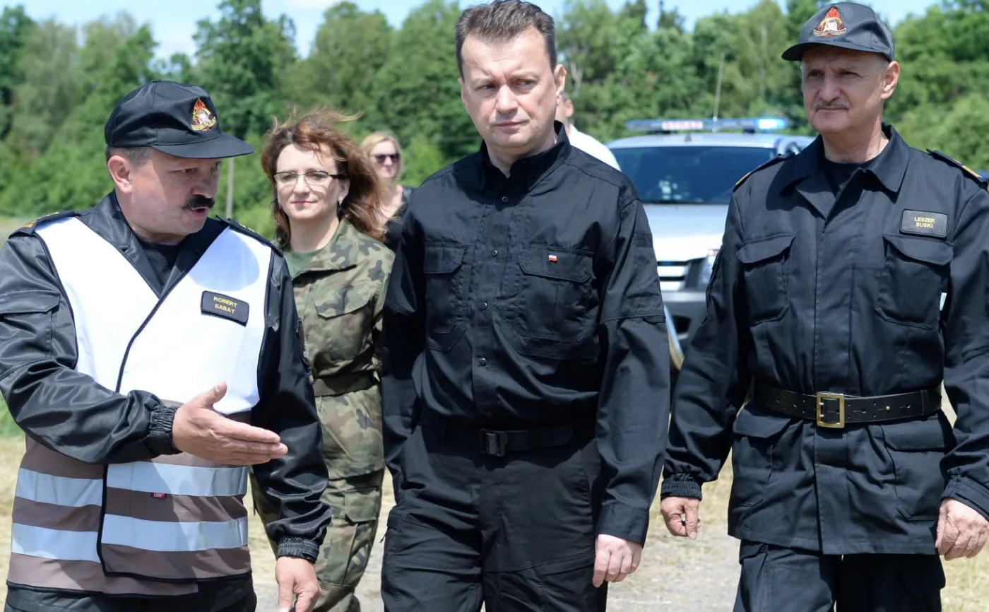 Mariusz Błaszczak (w środku)