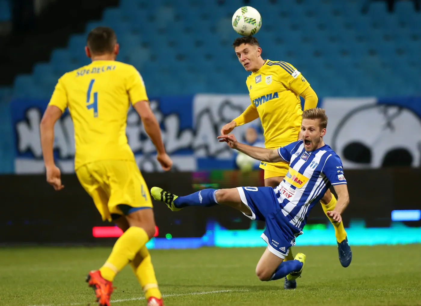 Zawodnik Wisły Płock Siargej Krivets (P) i Marcin Warcholak (2P-z tyłu) z Arki Gdynia