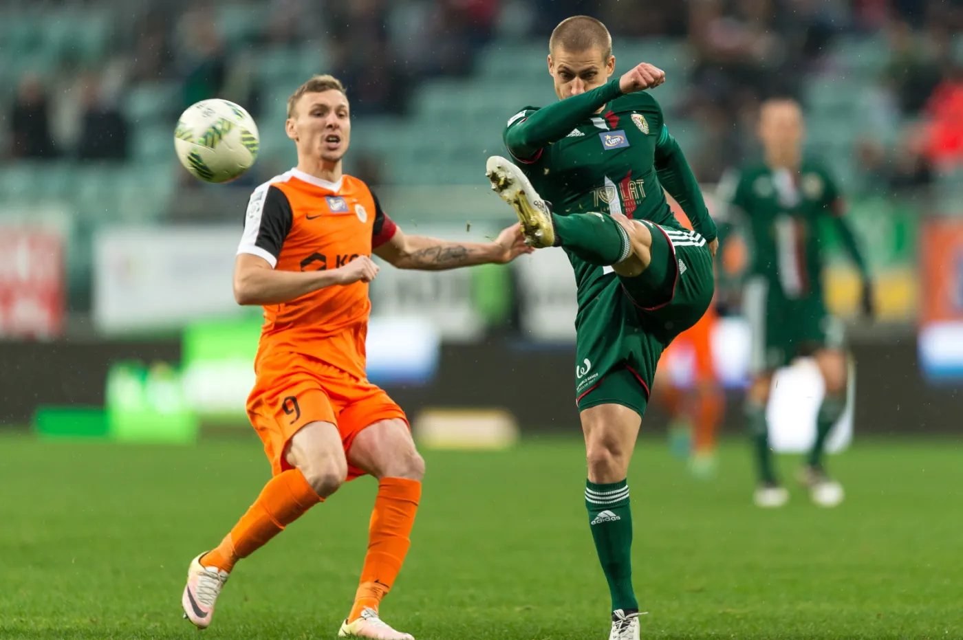 Zawodnik Śląska Wrocław Piotr Celeban (P) i Arkadiusz Woźniak (L) z KGHM Zagłębia Lubin