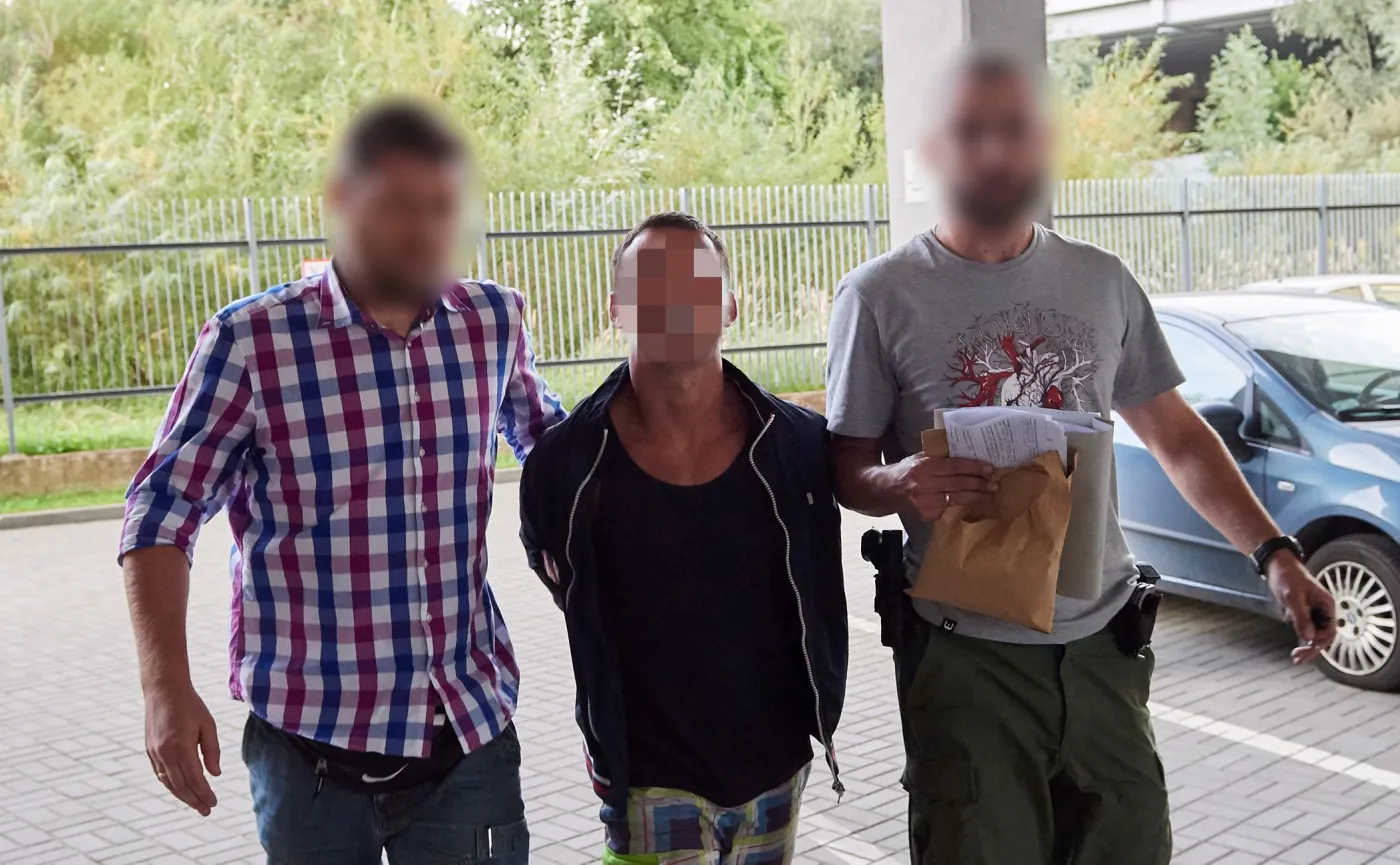 Policja doprowadza Dominika W. na przesłuchanie do prokuratury