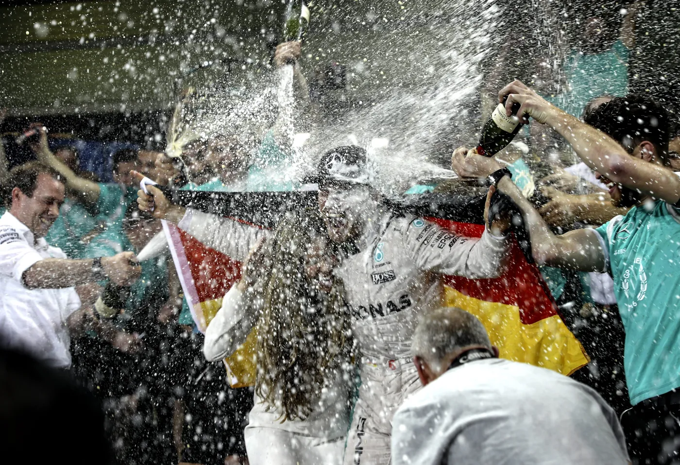 9650697-nico-rosberg-cieszy-sie-razem.jpg