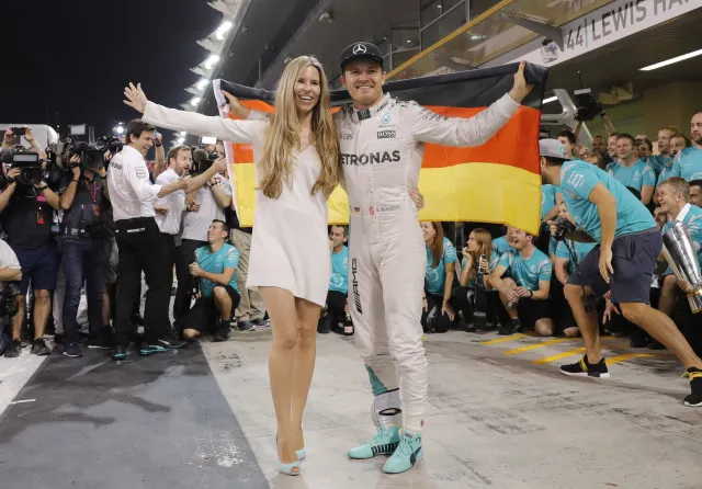 Rosberg swój sukces świętował ze swoją piękną małżonką