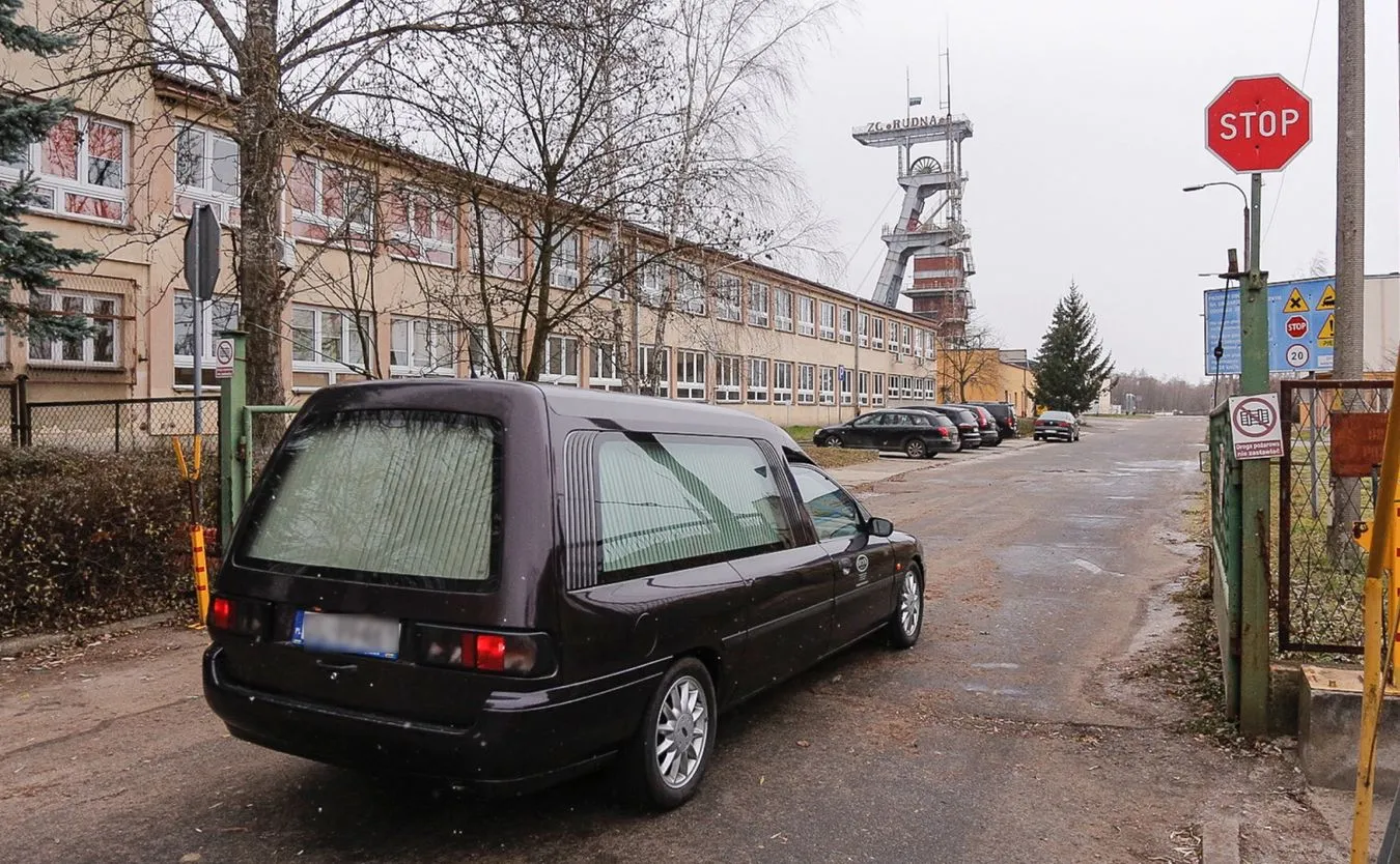 Karawan jadący w stronę szybu R VII na terenie kopalni Rudna