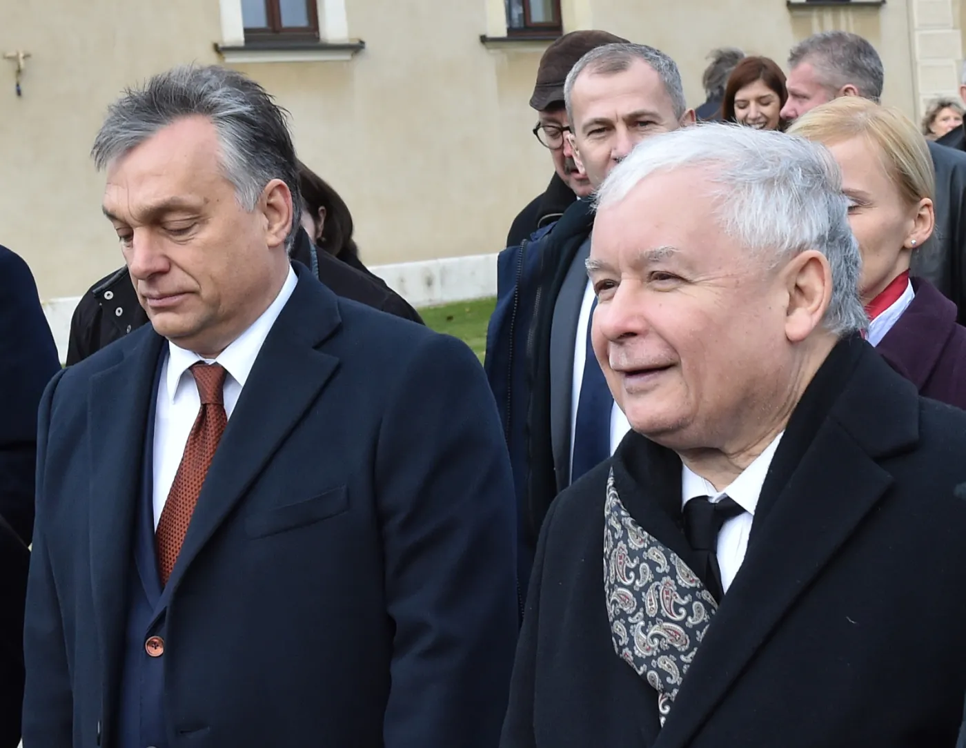 Premier Węgier Viktor Orban (L) i prezes PiS Jarosław Kaczyński (P) po wyjściu z krypty pod Wieżą Srebrnych Dzwonów na Wawelu, gdzie złożyli kwiaty na grobie Lecha i Marii Kaczyńskich