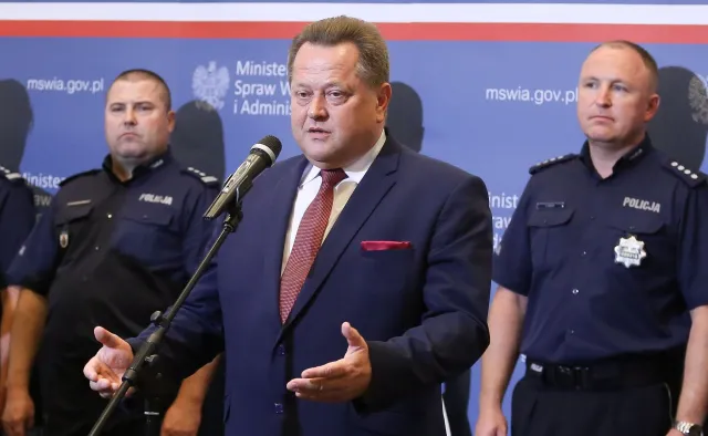 Policjanci cięli konfetti na uroczystości z udziałem wiceszefa MSWiA. Dziwne tłumaczenie komendy wojewódzkiej