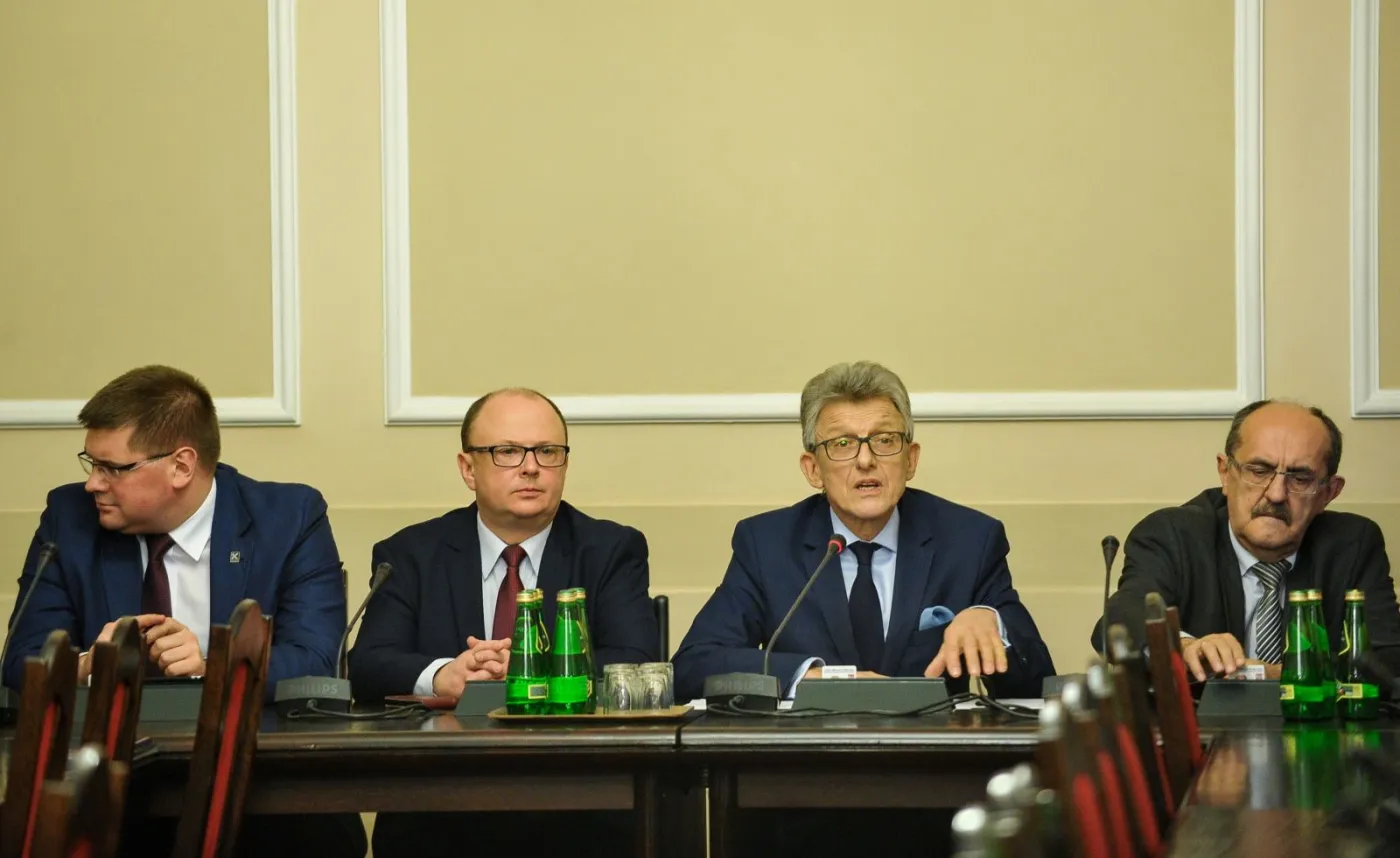 Przewodniczący komisji, poseł PiS Stanisław Piotrowicz (2P) oraz zastępcy przewodniczącego: poseł Kukiz'15 Tomasz Rzymkowski (L), poseł PiS Andrzej Matusiewicz (P) i poseł PO Wojciech Wilk (2L) 