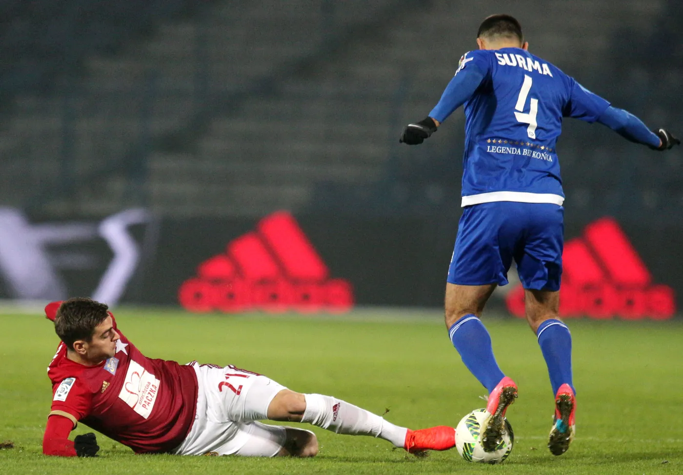 Zawodnik Ruchu Chorzów Łukasz Surma (P) i Petar Brlek (L) z Wisły Kraków