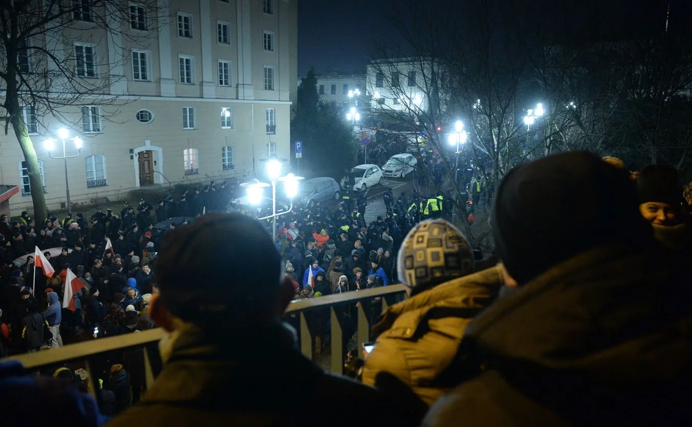Demonstracja i wyjazd posłów PiS z Sejmu
