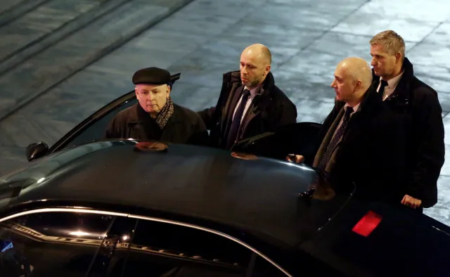 Protestujący chcieli zablokować wjazd polityków PiS na Wawel. Policja usunęła ich siłą