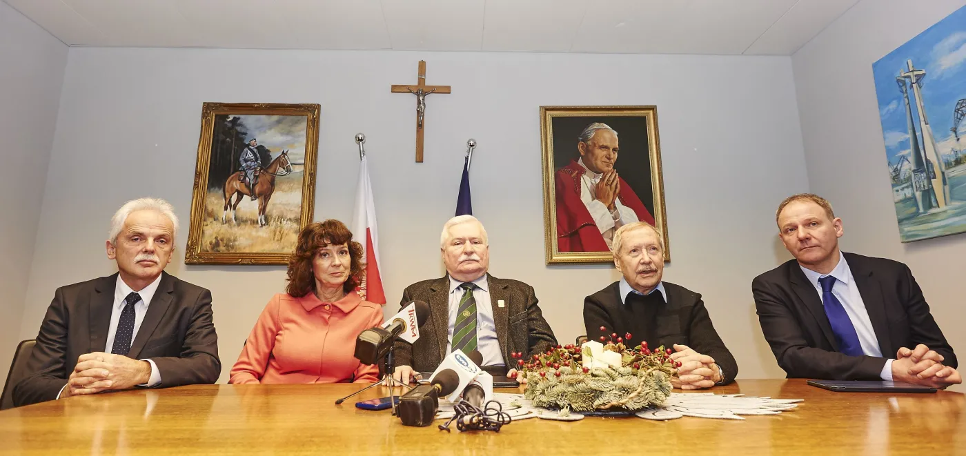 Były prezydent Lech Wałęsa (C), przewodnicząca partii Unia Europejskich Demokratów Elżbieta Bińczycka (2L), przewodniczący Rady Politycznej UED Janusz Onyszkiewicz (2P), były działacz opozycji demokratycznej i członek Zarządu Regionu NSZZ "S" Dolny Śląsk w latach 1980-81 Stanisław Huskowski (L) oraz przewodniczący Koła UED w Sejmie Jacek Protasiewicz (P) podczas spotkania w biurze Lecha Wałęsy w Centrum Solidarności w Gdańsku