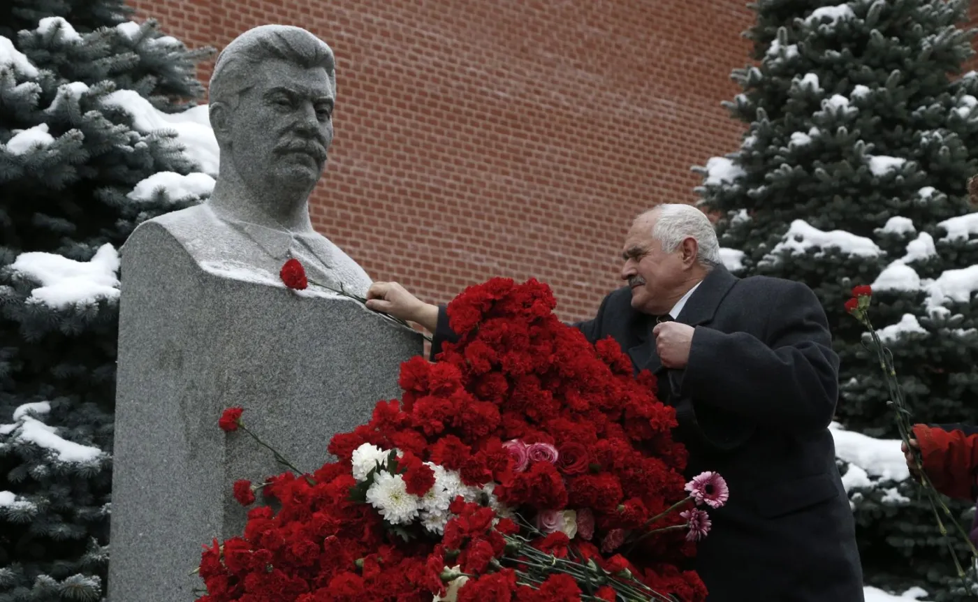 9726595-komunisci-swietuja-urodziny.jpg