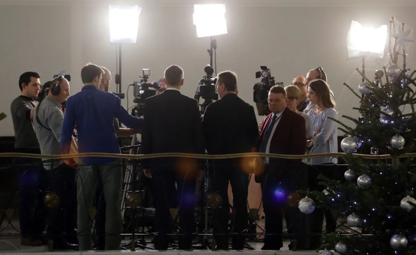 Mucha śpiewa: Nie pucz, kiedy odjadę. Schetyna: Pewne zachowania można uznać za niestosowne