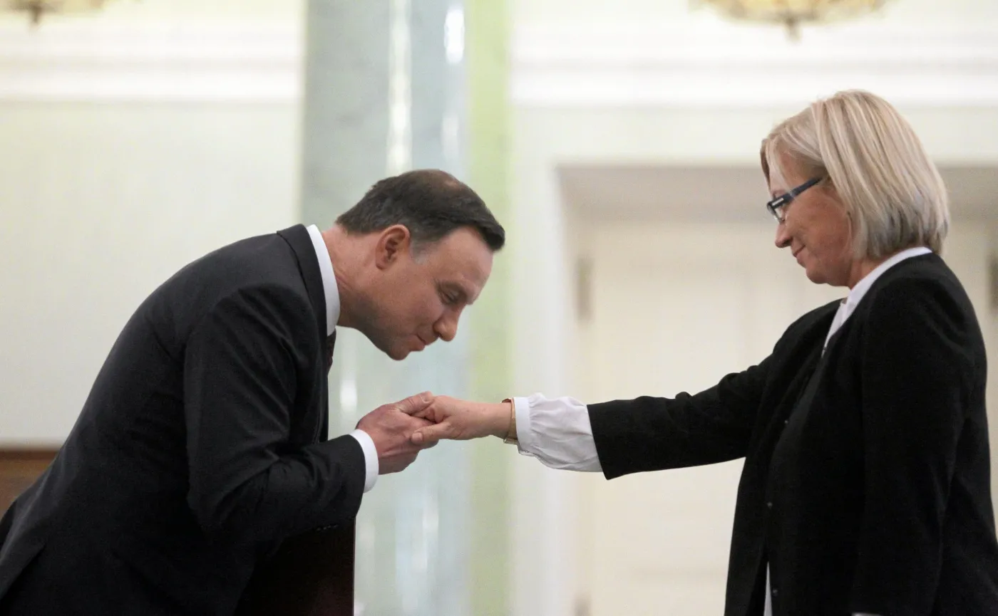 Prezydent Andrzej Duda wręcza sędzi Julii Przyłębskiej akt zaprzysiężenia na prezesa Trybunału Konstytucyjnego