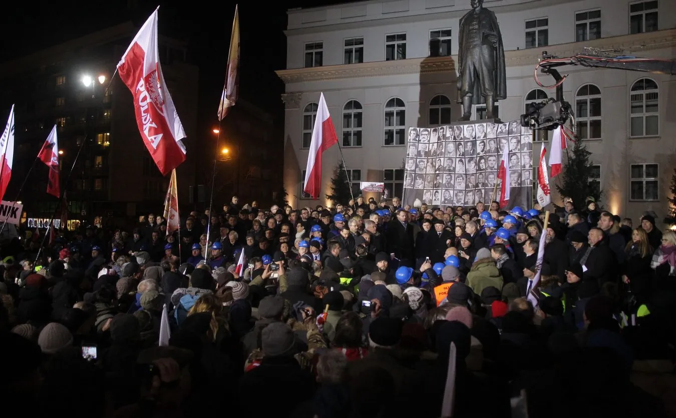 Manifestacja PiS z okazji 35. rocznicy ogłoszenia stanu wojennego