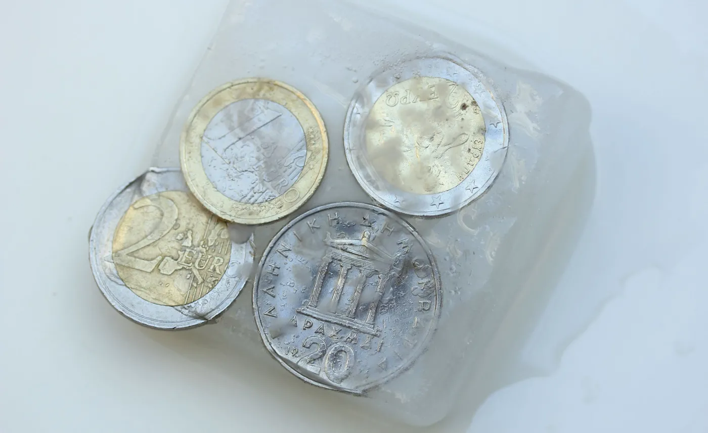 9749343-greckie-euro-i-grecka-drachma.jpg