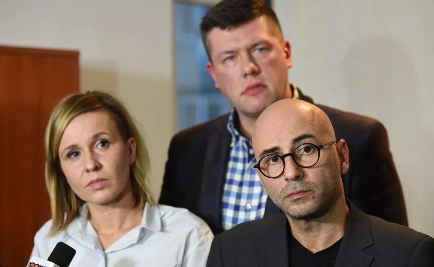 Magdalena Filiks (L), Jarosław Marciniak (tył) oraz Radomir Szumełda (P) z zarządu głównego Komitetu Obrony Demokracji