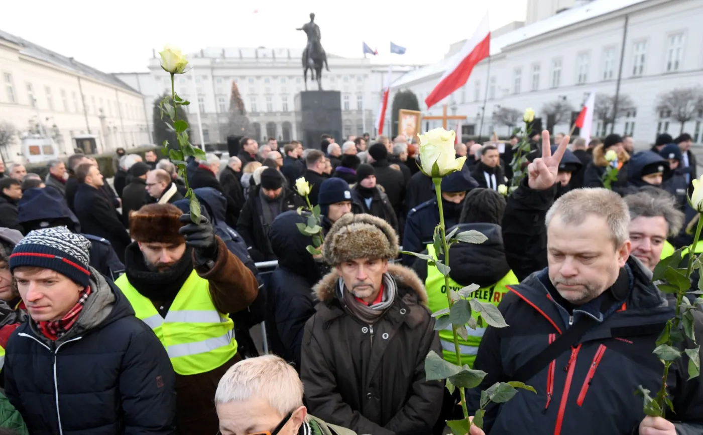 Kwiaty zamiast okrzyków i haseł. Poranne obchody miesięcznicy smoleńskiej [GALERIA]