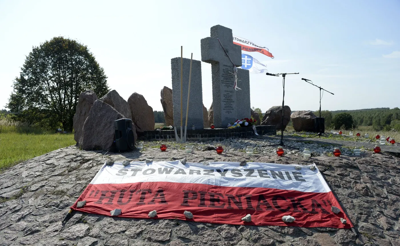 Pomnik w Hucie Pieniackiej