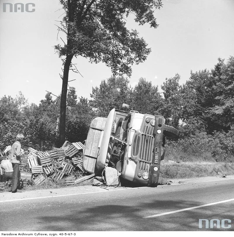 9411987-wypadki-drogowe-w-stylu-retro.jpg