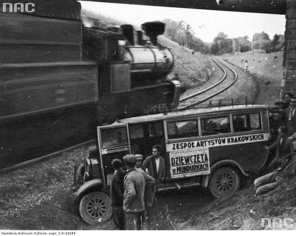 9412078-wypadki-drogowe-w-stylu-retro.jpg