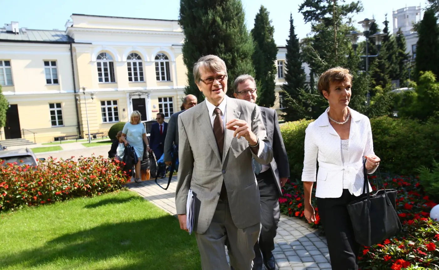 Członkowie delegacji od lewej: wiceprzewodniczący Komisji Weneckiej Kaarlo Tuori, szef wydziału sprawiedliwości konstytucyjnej w Sekretariacie Komisji Weneckiej Schnutz Rudolf Duerr oraz Sarah Cleveland, po spotkaniu w Senacie w Warszawie