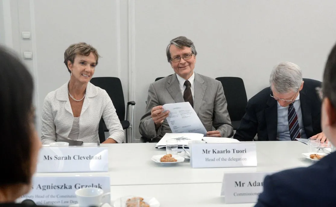 Członkowie Komisji Weneckiej: wiceprzewodniczący KW Kaarlo Tuori (C), sekretarz KW Thomas Markert (P) i Sarah Cleveland 