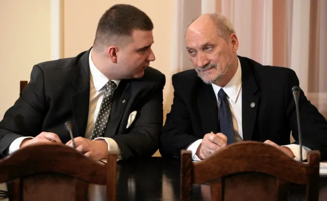 Europoseł PiS o Misiewiczu: Totalne nieporozumienie, człowiek bez wykształcenia w radach nadzorczych...