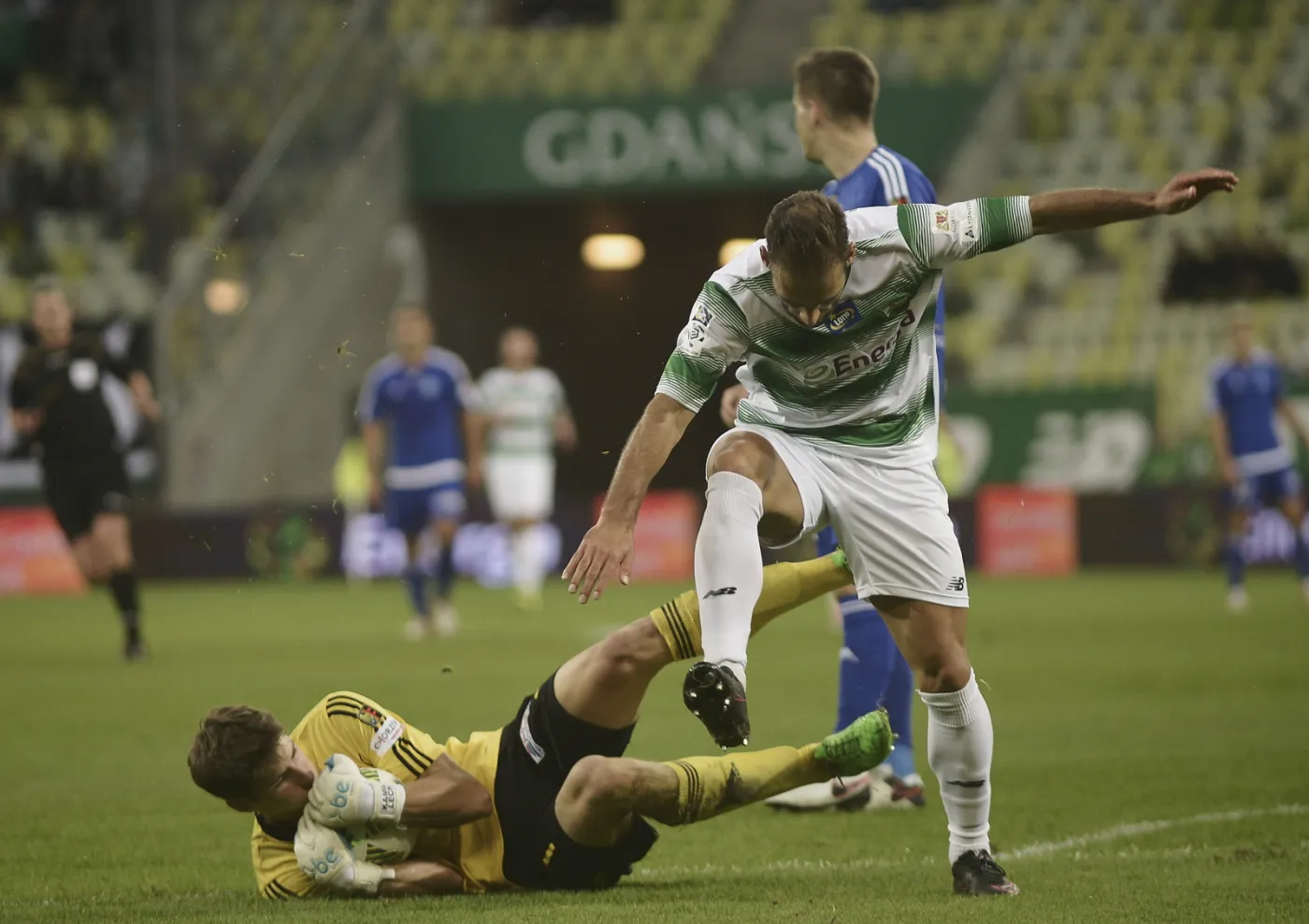 Zawodnik Lechii Gdańsk Flavio Paixao (P) i bramkarz Kamil Lech z Ruchu Chorzów