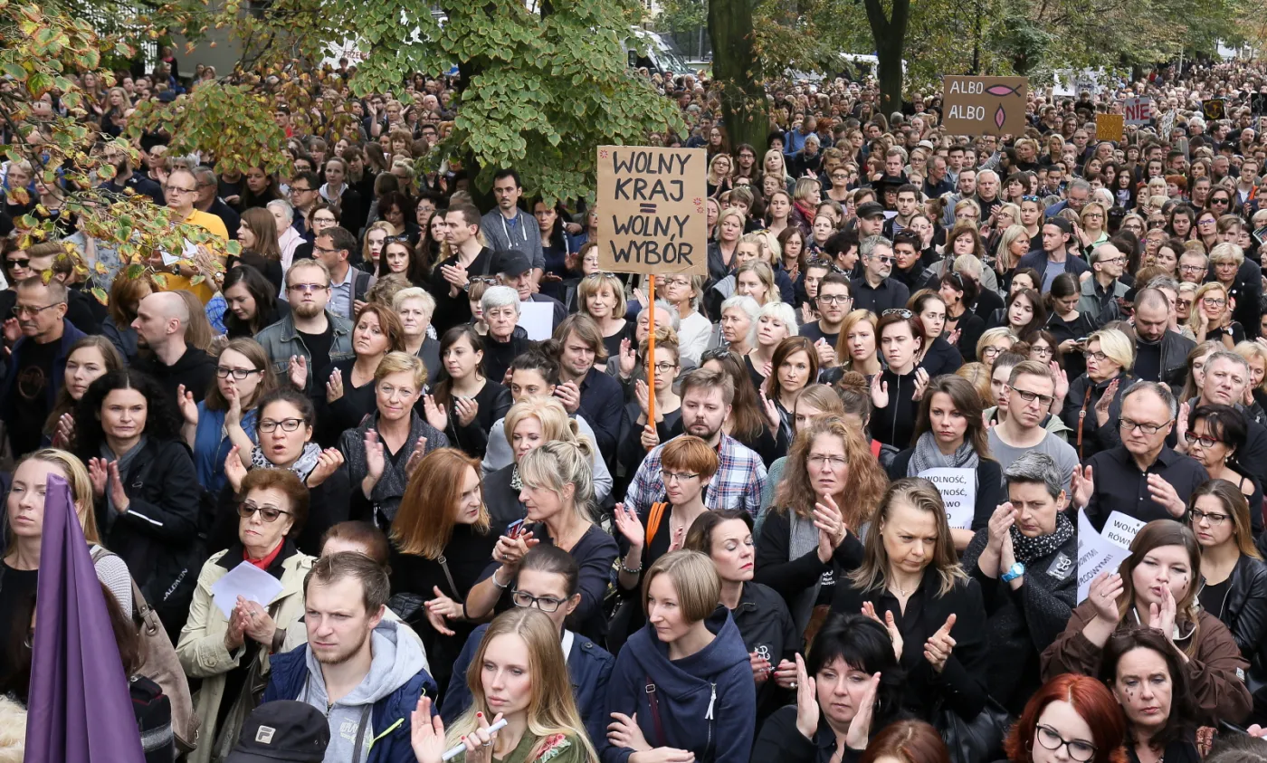 9492473-czarny-protest-przed-sejmem.jpg