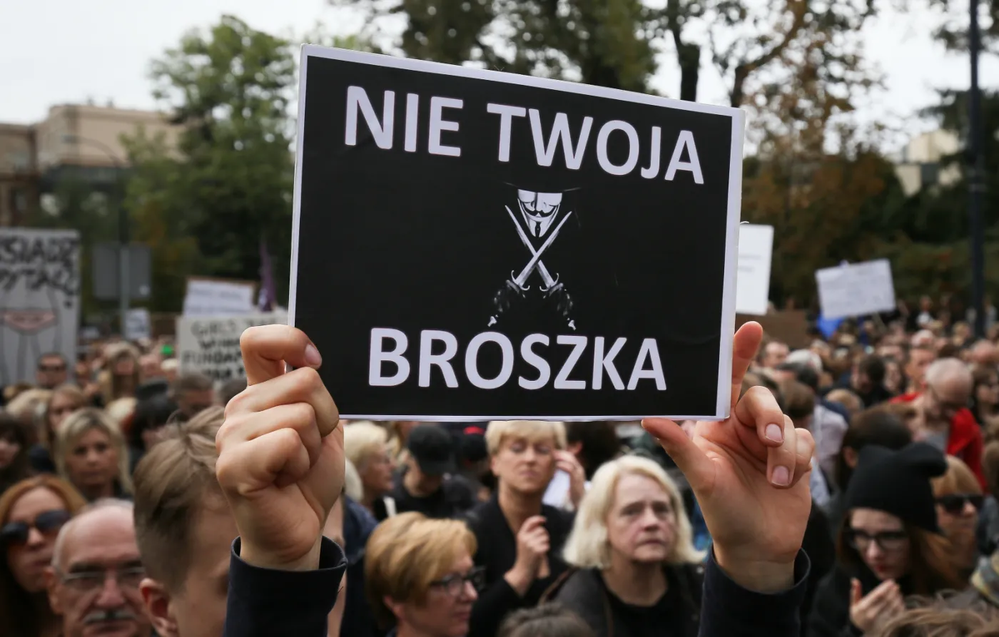 9492729-czarny-protest-przed-sejmem.jpg