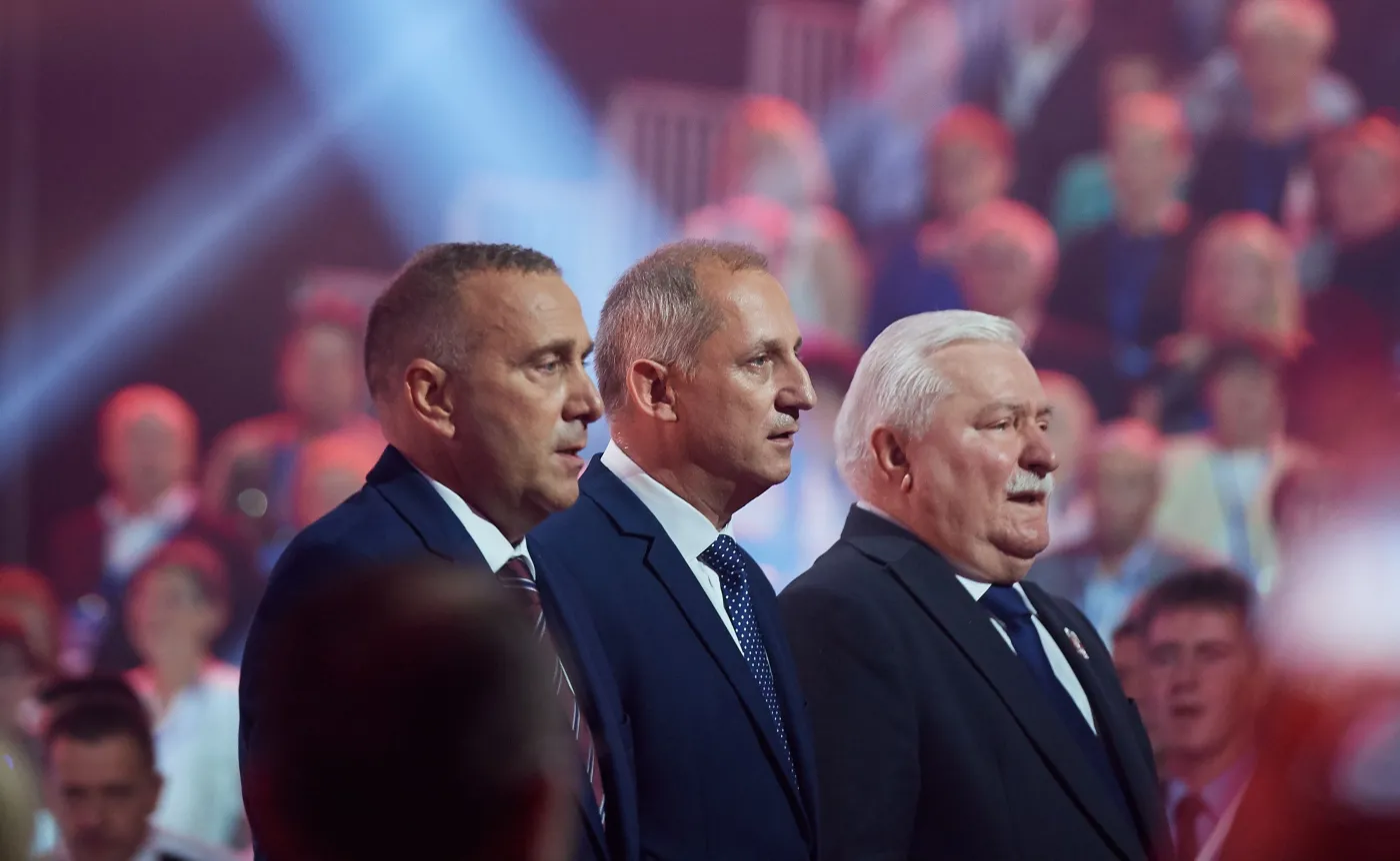 Były prezydent RP Lech Wałęsa (P), przewodniczący KP PO Sławomir Neumann (C) i przewodniczący PO Grzegorz Schetyna (L) podczas Konwencji Krajowej Platformy Obywatelskiej