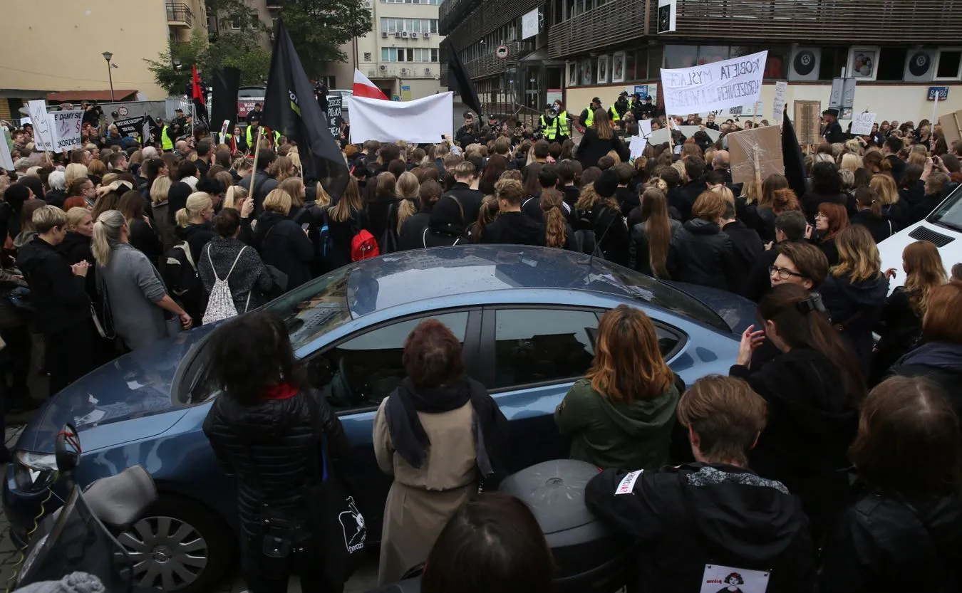 9496505-czarny-protest-przed-siedziba.jpg