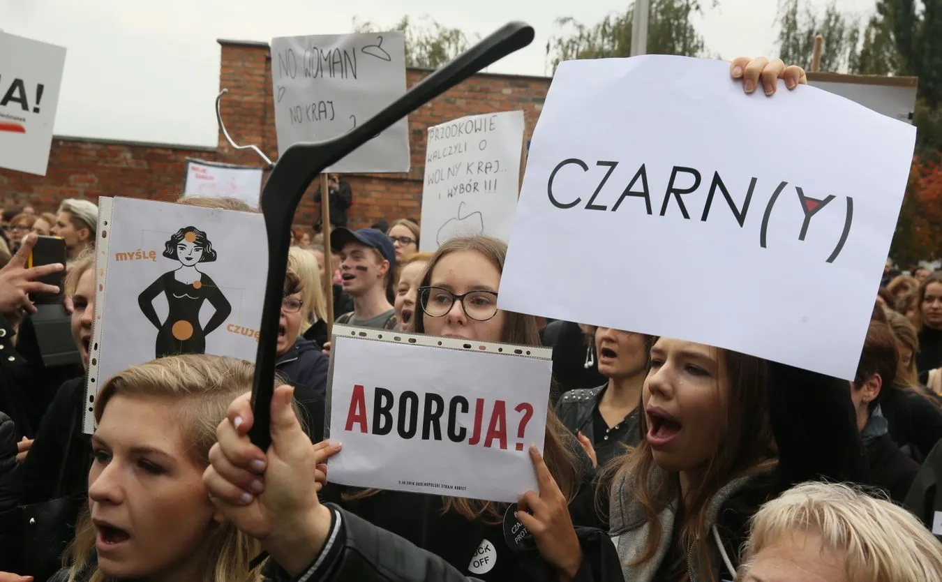 9496536-czarny-protest-przed-siedziba.jpg
