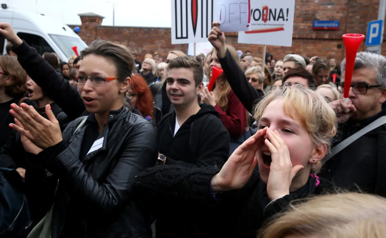 9496567-czarny-protest-przed-siedziba.jpg