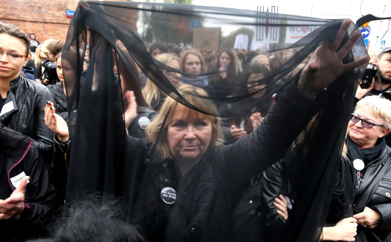 9496598-czarny-protest-przed-siedziba.jpg