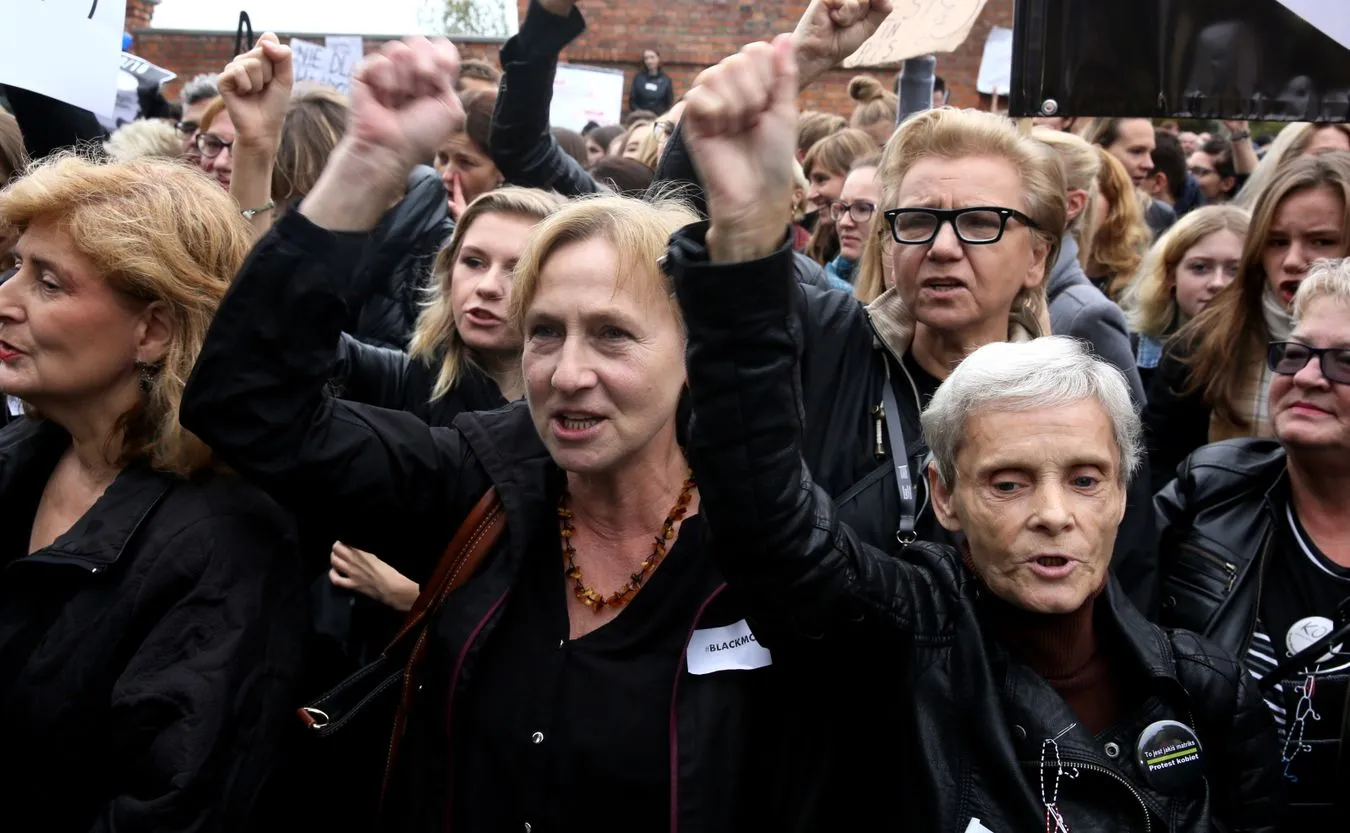 9496691-czarny-protest-przed-siedziba.jpg