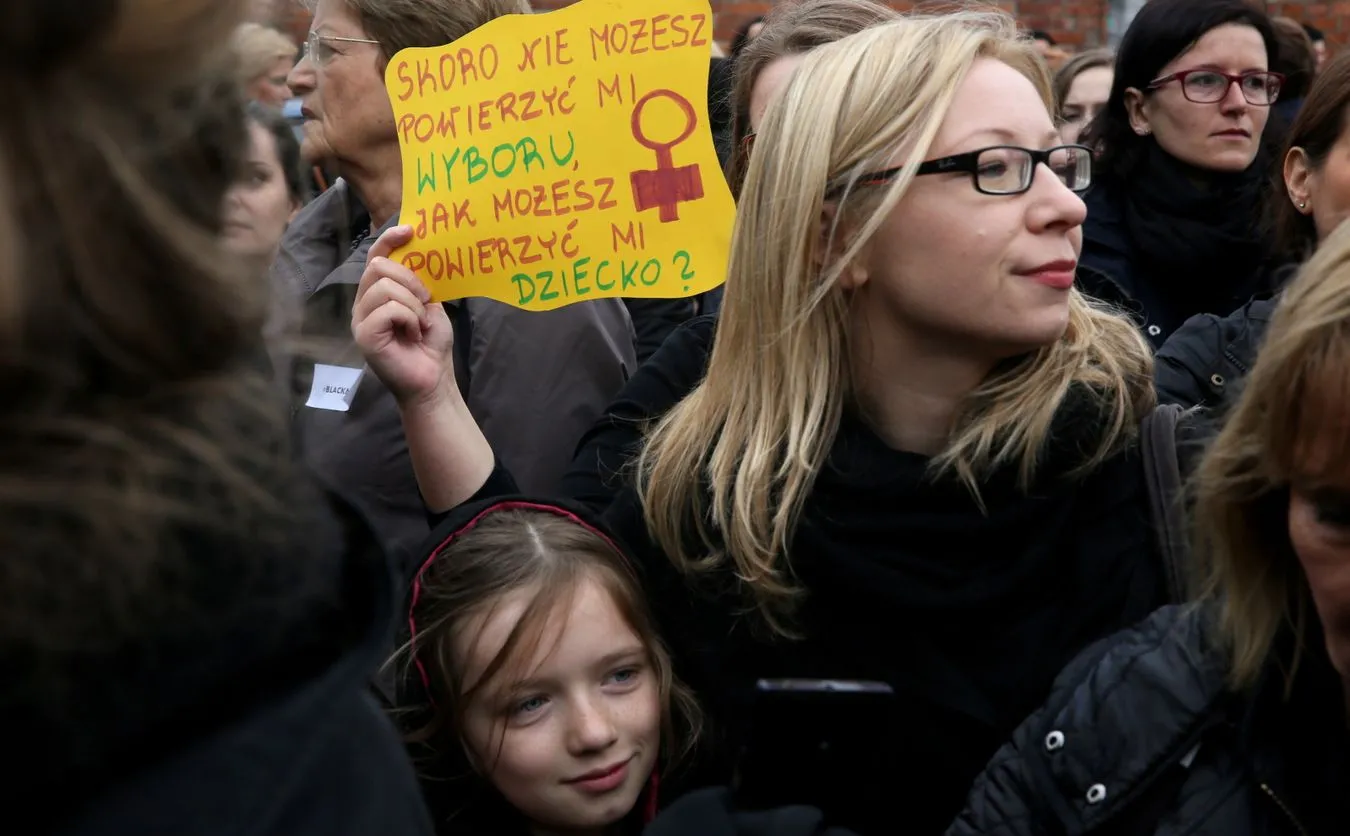 9496722-czarny-protest-przed-siedziba.jpg
