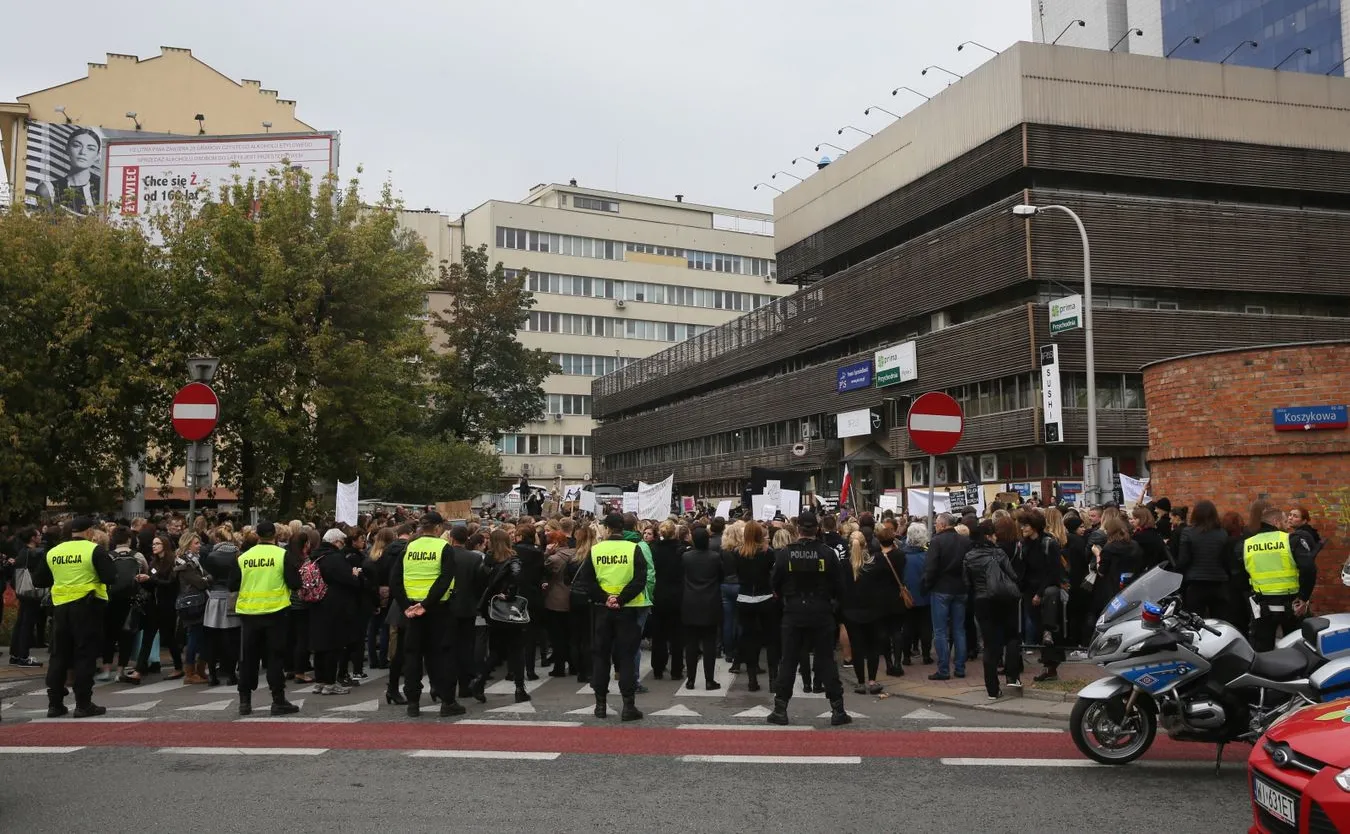 9496815-czarny-protest-przed-siedziba.jpg