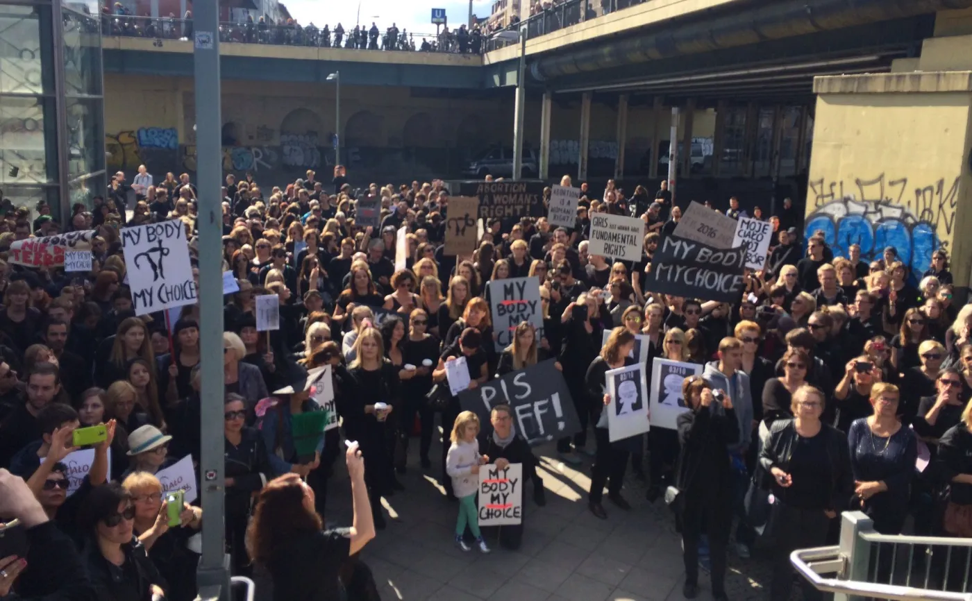 9497623-protest-na-ulicach-berlina.jpg