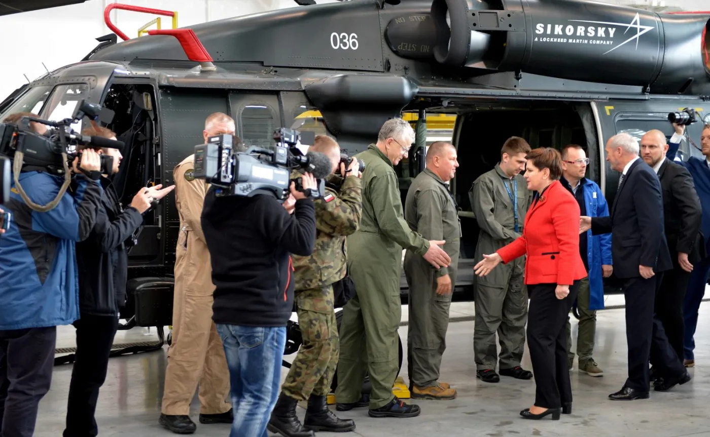 9518864-szydlo-i-macierewicz-ogladaja.jpg