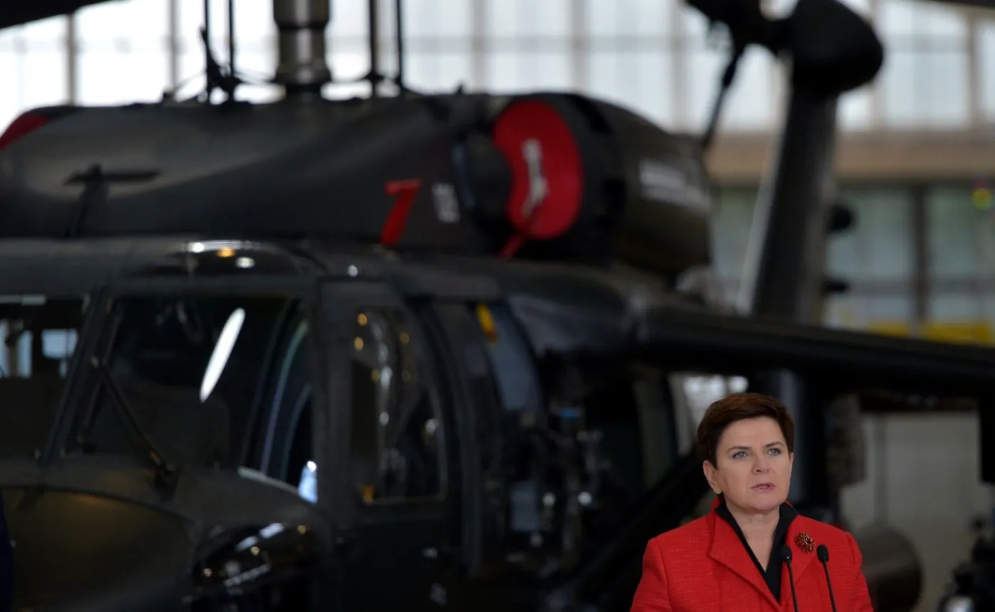 9518960-szydlo-i-macierewicz-ogladaja.jpg