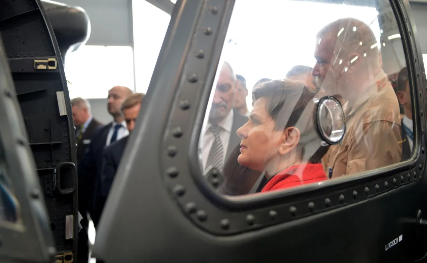 SZYDŁO I MACIEREWICZ OGLĄDAJĄ ŚMIGŁOWCE W MIELCU