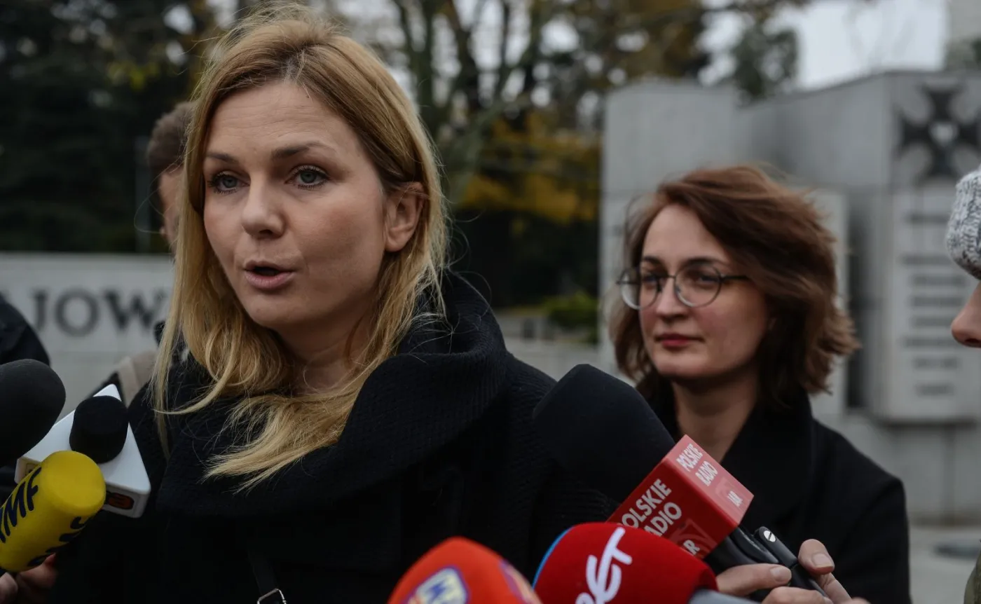 Bożena Przyłuska (L) i Agata Czarnecka (P) podczas konferencji prasowej w Warszawie przed Sejmem