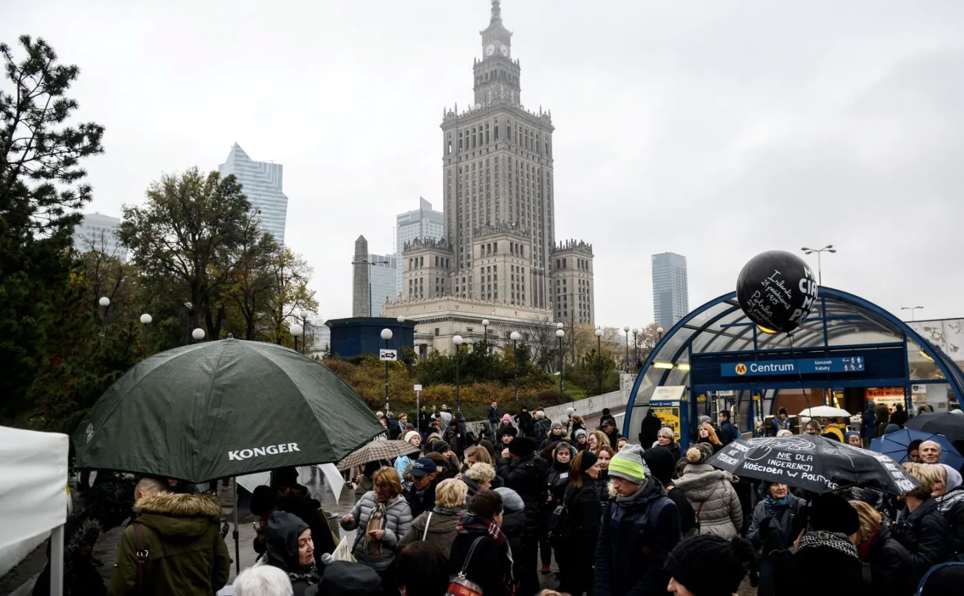 9558428-czarny-protest-w-warszawie.jpg