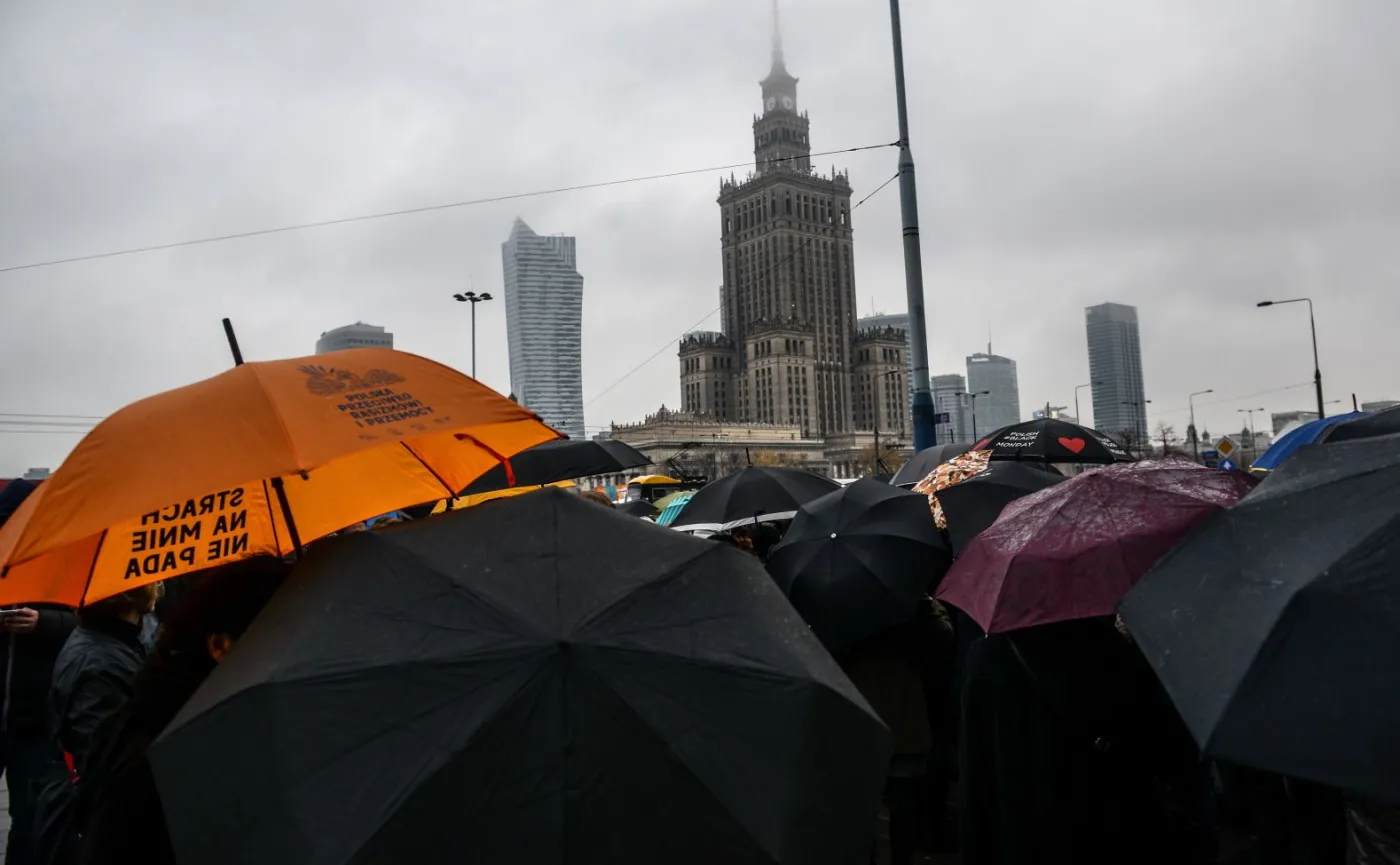 Przepychanki w Warszawie pomiędzy uczestnikami "czarnego protestu" i działaczami pro-life