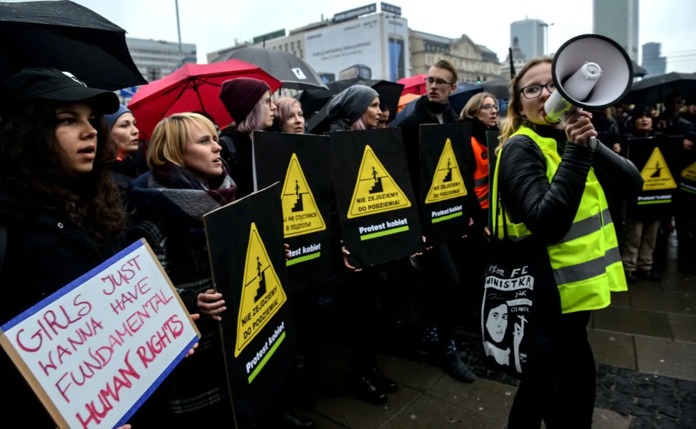 9558364-czarny-protest-w-warszawie.jpg